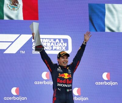 Checo Pérez celebra en el podio su segundo triunfo en la Fórmula 1. MAXIM SHEMETOV / AP