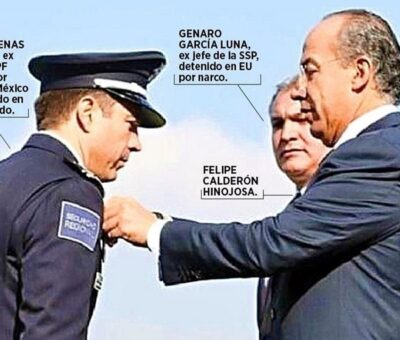 En junio de 2011, Felipe Calderón otorgó la Medalla al Mérito Policial a Luis Cárdenas Palomino, entonces jefe de la División de Seguridad Regional de la Policía Federal. Crédito: Especial.