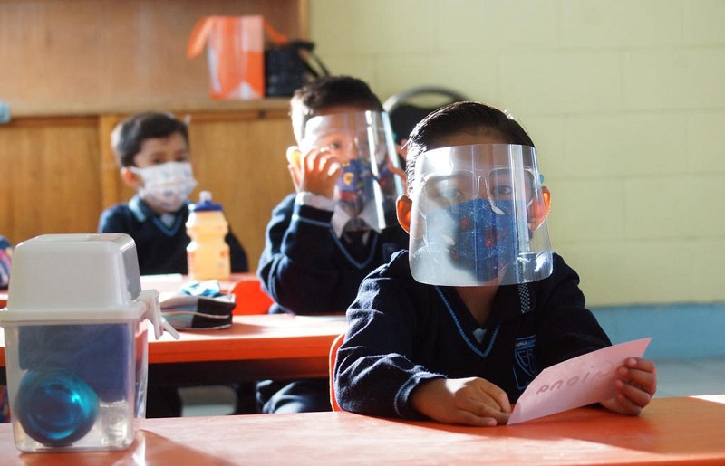 Arrancó este lunes en México tras un año y medio de escuelas cerradas por la pandemia del coronavirus. (El Universal)