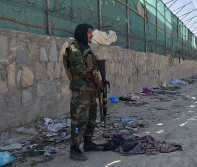 Un militante talibán hace guardia en uno de los puntos del aeropuerto de Kabul en donde se dieron los atentados. (AFP)