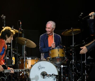 De izquierda a derecha, Charlie Watts y Mick Jagger en el Van Cortland Park del Bronx, Nueva York; donde los Rolling Stones anunciaron un tour. Foto: STAN HONDA / AFP.