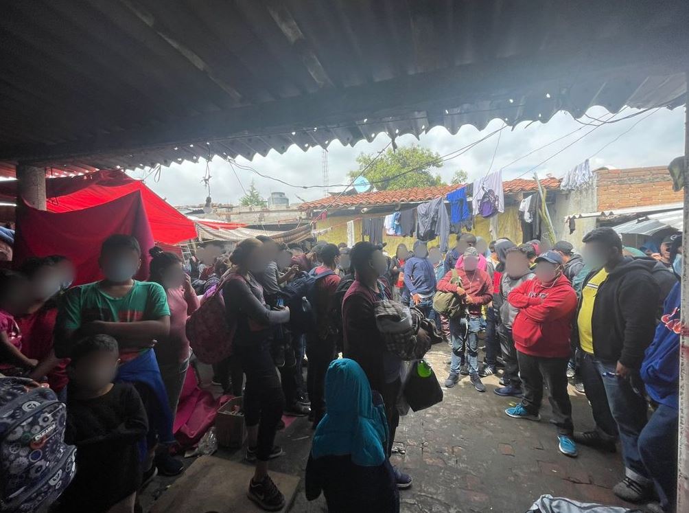 Foto: El Instituto Nacional de Migración rescató a 133 personas extranjeras que se encontraban hacinadas y en condiciones insalubres en una casa de seguridad en el municipio de San Francisco Tlaltenango, Puebla.