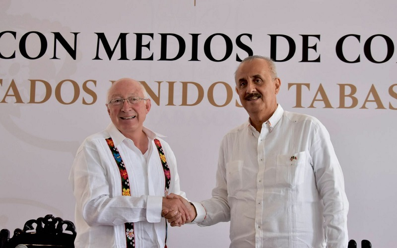 El embajador Ken Salazar se reunió este jueves con el gobernador de Tabasco, Carlos Merino donde acordaron trabajar en la región de manera conjunta. Foto https://twitter.com/USAmbMex