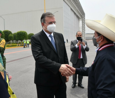 El canciller Marcelo Ebrard recibe al presidente de Perú, Pedro Castillo Terrones, quien asistirá a la VI Cumbre de la Celac, el 17 de septiembre de 2021. Foto tomada del Twitter de @SRE_mx