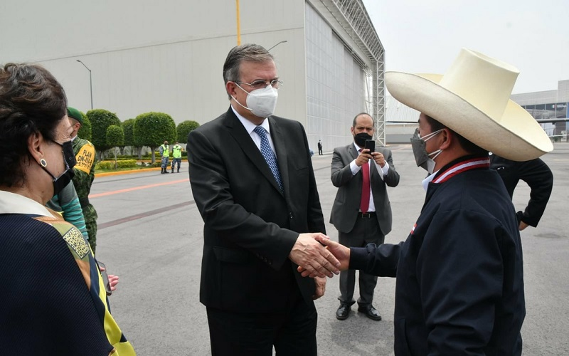 El canciller Marcelo Ebrard recibe al presidente de Perú, Pedro Castillo Terrones, quien asistirá a la VI Cumbre de la Celac, el 17 de septiembre de 2021. Foto tomada del Twitter de @SRE_mx