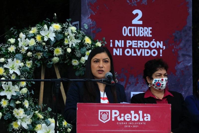 Conmemora Ayuntamiento de Puebla 2 de octubre de 1968 La presidenta municipal, Claudia Rivera Vivanco, encabezó la ceremonia luctuosa y conmemorativa a 53 años de la represión de las protestas sociales de 1968 en la Plaza de las Tres Culturas, en Tlatelolco. Al respecto, la alcaldesa destacó el carácter represivo y punitivo del entonces gobierno federal, al responder con violencia a las demandas pacíficas de democratización del país por parte de estudiantes, profesionistas y sociedad civil. "Nos marca un antes y un después en la historia de nuestro país. [...] Ni autoridades, ni representantes populares participaban en esta fecha de luto", aseveró Rivera Vivanco. La semblanza de los hechos estuvo a cargo de Oscar Aguirre Beltrán, poblano, quien destacó este acontecimiento como un punto de inflexión cultural que modificó la política nacional a raíz de una cadena de movimientos sociales. De igual manera, Omar Jiménez Castro, síndico municipal suplente, destacó que el movimiento de 1968, a través del Consejo Nacional de Huelga, dio paso a la concepción de una auténtica democracia para el futuro. Asimismo, recordó luchas sociales y represiones gubernamentales del pasado como la desaparición de los 43 estudiantes de Ayotzinapa, la Matanza del Jueves de Corpus o Masacre de Corpus Christi —llamada también El Halconazo—, el movimiento #YoSoy132, entre otros. Al concluir se recitó el texto de Rosario Castellanos "Memorial de Tlatelolco", por Alejandro Figueroa, integrante de la Brigada 68, quien además señaló que "las luchas de ayer, son los derechos de hoy". A esta ceremonia conmemorativa asistieron Argelia Arriaga García, Presidenta Municipal suplente; Cecilia Moreno Romero, contralora municipal; las regidoras Ana Laura Martínez Escobar, presidenta de la Comisión de Seguridad Ciudadana; Carmen María Palma Benítez , presidenta de la Comisión de Derechos Humanos e Igualdad; la presidenta del Patronato del Sistema Municipal DIF, Mayte Rivera Vivanco; los diputados locales Yolanda Gamez Mendoza e Iván Herrera Villagómez; así miembros de la Brigada 68, la activista social Marta Curro Castillo, y miembros de la sociedad civil. Puebl@Media Ciudad de Puebla Sábado 2 de octubre de 2021. La presidenta municipal, Claudia Rivera Vivanco, encabezó la ceremonia luctuosa y conmemorativa a 53 años de la represión de las protestas sociales de 1968. (Especial)