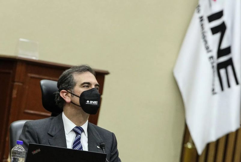 Senadores de Morena advierten que, si el INE insiste en usurpar facultades legislativas y trata de condicionar la consulta sobre la revocación de mandato, valoran promover un juicio político contra su titular, Lorenzo Córdova. (Especial)