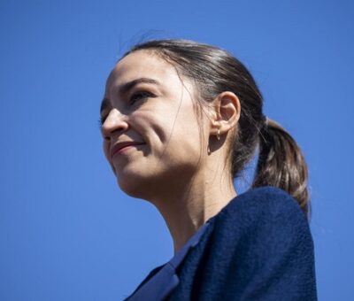 La congresista Alexandria Ocasio-Cortez, una de las estrellas del Partido Demócrata de EUA, observó este miércoles desde su escaño cómo la Cámara Baja castigaba al legislador ultraderechista Paul Gosar por colgar en Twitter un polémico video. (EFE)