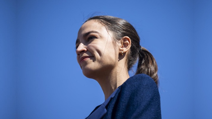 La congresista Alexandria Ocasio-Cortez, una de las estrellas del Partido Demócrata de EUA, observó este miércoles desde su escaño cómo la Cámara Baja castigaba al legislador ultraderechista Paul Gosar por colgar en Twitter un polémico video. (EFE)