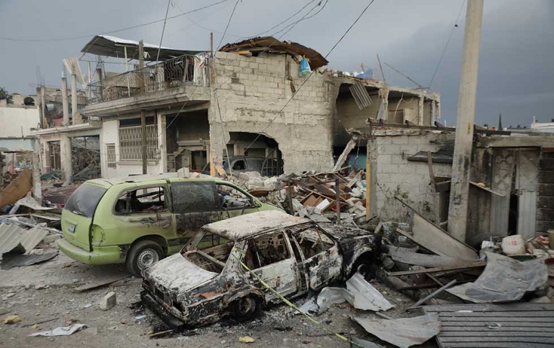 Casas y vehículos están destruidos después de una serie de explosiones en un vecindario en Puebla, México, el domingo 31 de octubre de 2021. Associated Press.