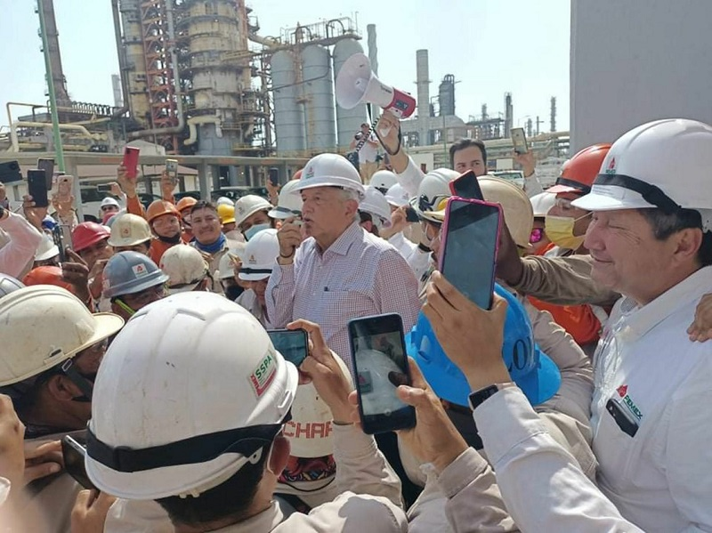 El presidente Andrés Manuel López Obrador supervisó ayer los trabajos de revisión de la rehabilitación de la Refinería de Salina Cruz. Foto Cuartoscuro