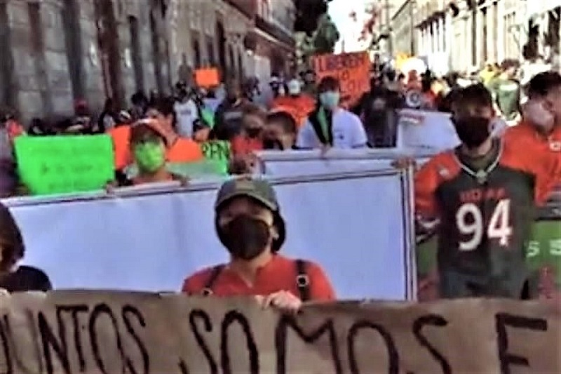 Al menos un centenar de integrantes de la comunidad UDLAP protestaron en el Tercer Informe de Gobierno de Barbosa luego de que su Gobierno incumpliera reapertura del campus en Puebla Crédito: Especial