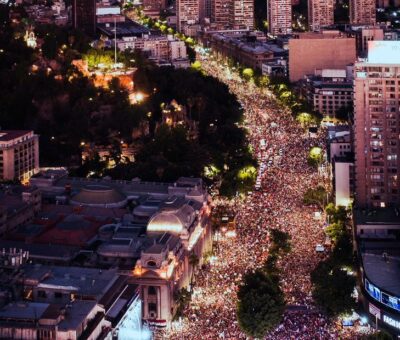 Centenares de miles de personas esperan a Gabriel Boric frente al escenario instalado en la Alameda (Clarín)