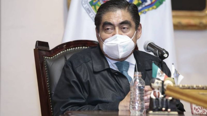 Si no pone “orden” tendrá “un año sangriento”, advierten a Barbosa en narcomantaEl gobernador de Puebla, Miguel Barbosa. Foto: Twitter @MBarbosaMX