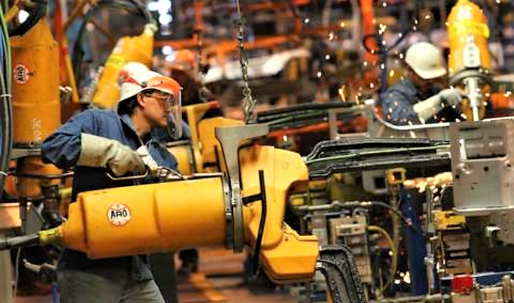 En imagen de archivo, línea de producción en la planta de General Motors en Coahuila. Foto José Carlo González