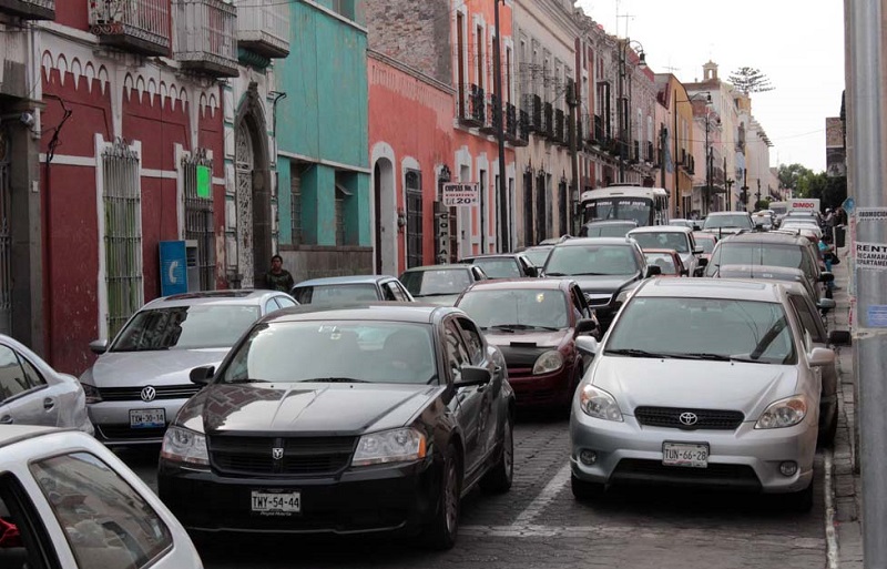 Caos vial en el centro. Nueva manera de publicitar un informe irrelevante. Foto Andrés Lobato