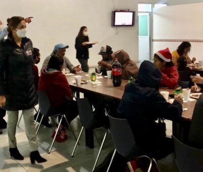 La Presidenta del SMDIF y personal del organismo acompañaron a personas en situación de calle en Noche Buena. (Especial)