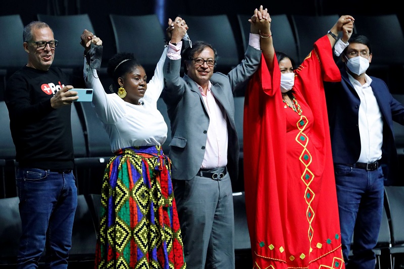 El político colombiano Gustavo Petro (c) levanta las manos con Francia Márquez (2i) y Arelis Uriana (2d) el jueves, en la presentación de candidatos del partido Pacto Histórico a las elecciones 2022. CARLOS ORTEGA (EFE)