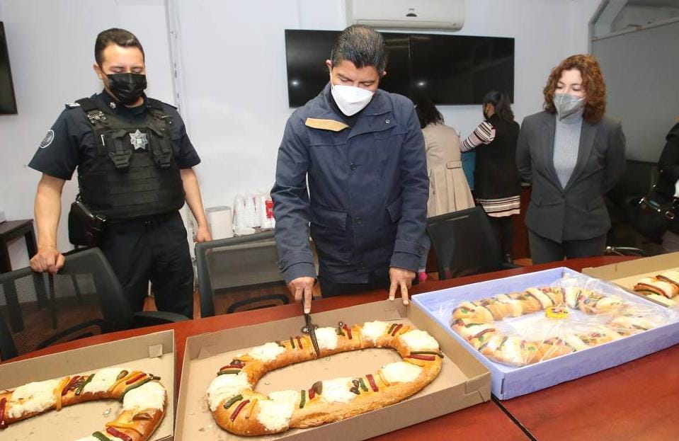 El alcalde Eduardo Rivera Pérez acudió a las instalaciones de la SSC para partir la tradicional rosca de Reyes con los elementos en activo. (Especial)