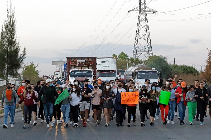 Padres acusan “chicanada” de juez por sobreseer amparo que ordenaba entregar campus de la UDLAP. (Especial)