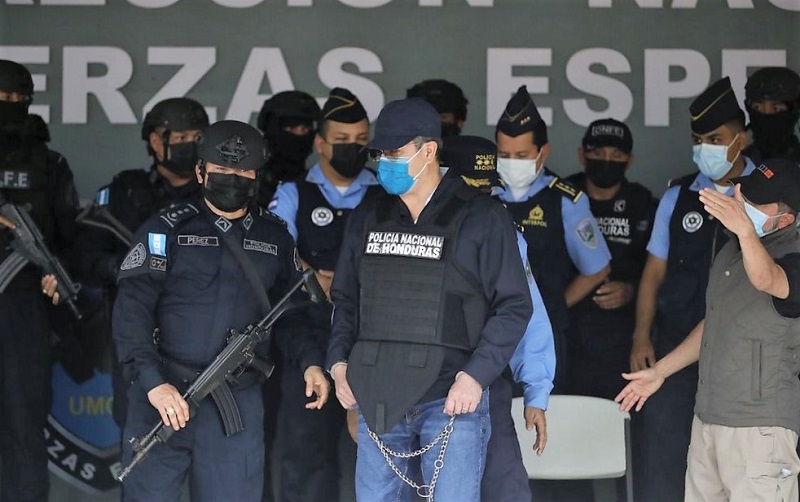 El expresidente de Honduras Juan Orlando Hernández (2014-2022), detenido este martes luego de que Estados Unidos lo solicitara con fines de extradición por narcotráfico. (EFE)