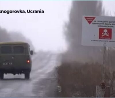 Un cartel anuncia el peligro de minas terrestres en Krasnogórivka, cerca de Donetsk - Fotos: Matías Nieto / Vídeo: Matías Nieto, Gabriela Ponte, Fer S. Carrascosa.