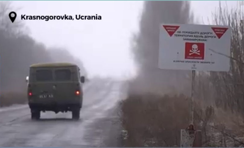 Un cartel anuncia el peligro de minas terrestres en Krasnogórivka, cerca de Donetsk - Fotos: Matías Nieto / Vídeo: Matías Nieto, Gabriela Ponte, Fer S. Carrascosa.