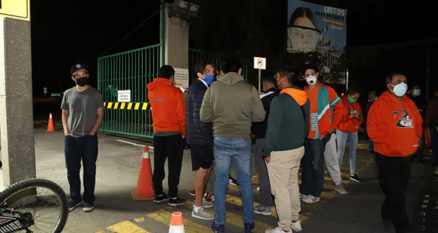 Alumnos de la UDLAP a las puertas de la institución. (Especial)