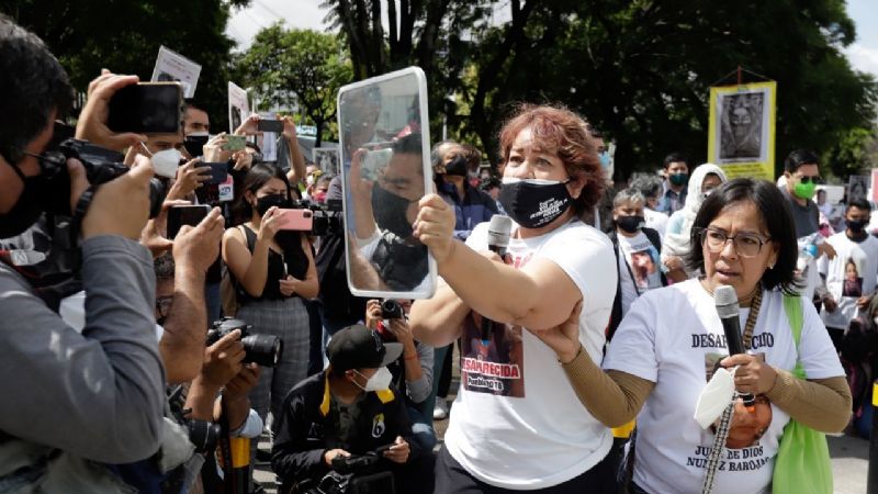 Integrantes del Colectivo Voz de los desaparecidos se manifestaron frente a la Fiscalía General del Estado . Foto: Mireya Novo / Cuartoscuro