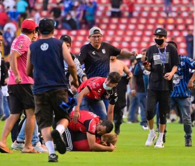 Aficionados de ambos equipos comenzaron un pleito que inició en las tribunas y llegó hasta el campo de juego. (Especial)