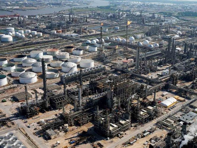 Una de las estrategias para hacer eficiente a Pemex y a la CFE, debe ser eliminar la corrupción. Foto: Reuters