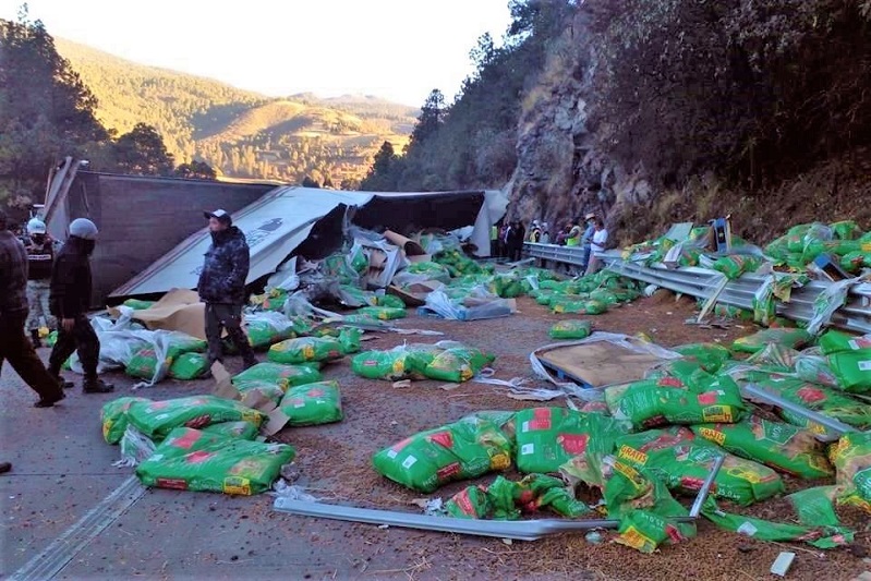 El conductor de un tráiler falleció tras volcarse al perder el control de su camión en la México-Puebla, a la altura de Ixtapaluca. Crédito: Especial