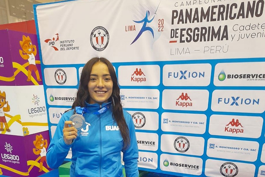Ashley Muñoz de la BUAP, medalla de plata en el Campeonato Panamericano Juvenil y Cadetes de Esgrima Lima 2022. (Especial)