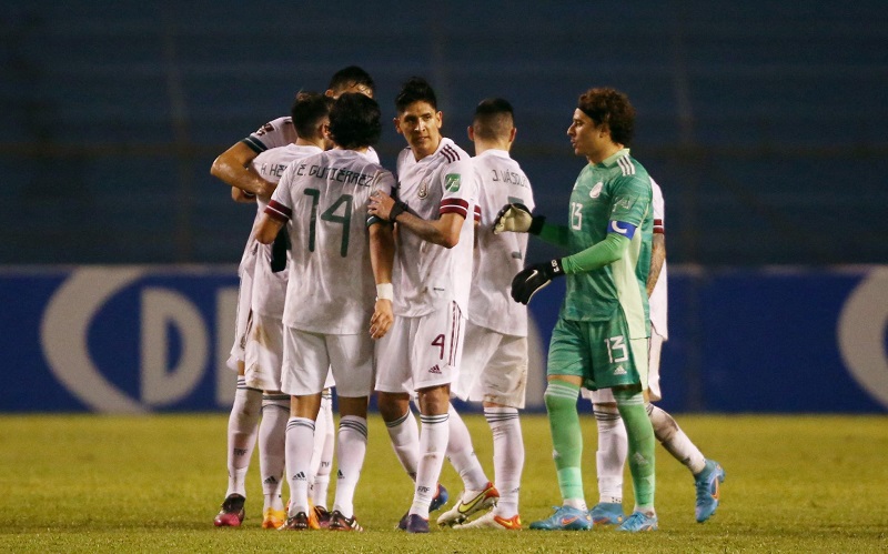 Los jugadores de la selección mexicana celebran el triunfo en San Pedro Sula, en Honduras. JOSE CABEZAS (REUTERS)