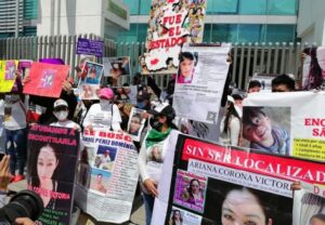"En Puebla tenemos un gobernador que miente y oculta la desaparición", gritan mujeres en marcha 8M. Foto: Gabriela Hernández