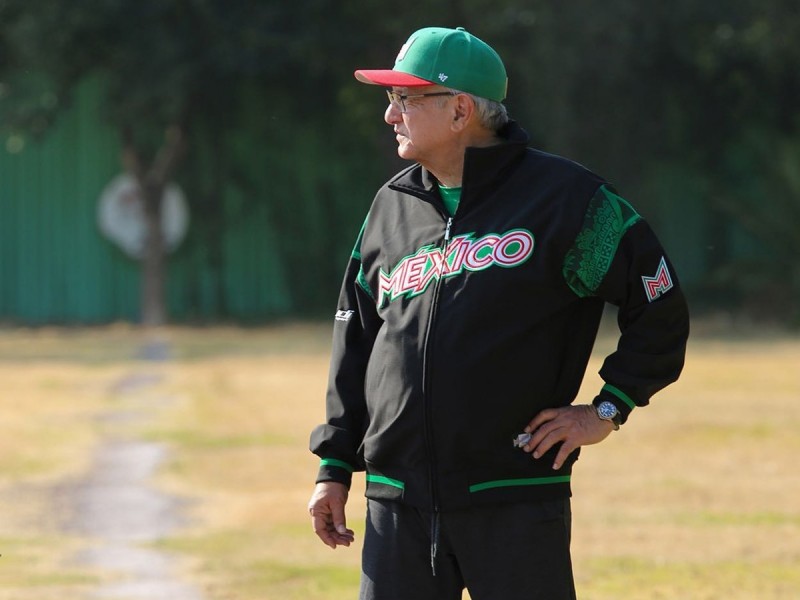 El presidente acudió a la cancha de beisbol para hacer un poco de ejercicio. (@lopezobrador)