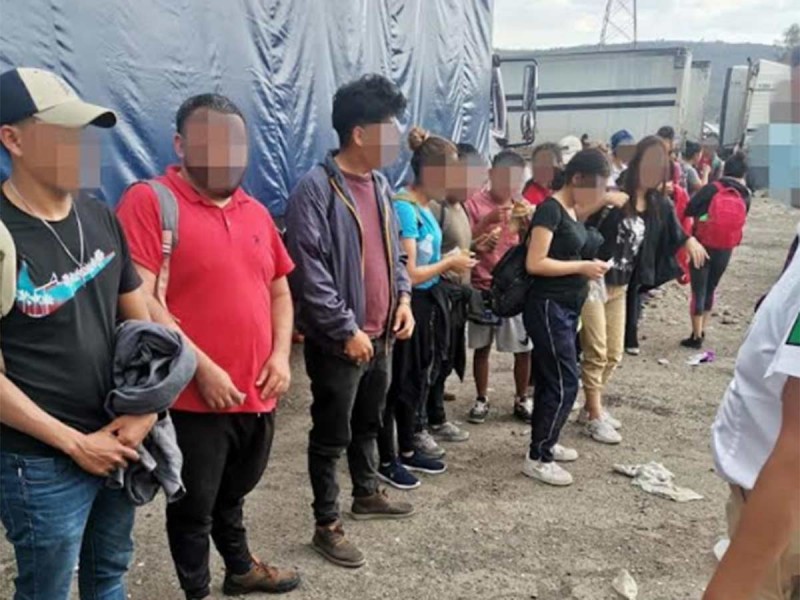 Los migrantes viajaban a bordo de 11 camionetas y dos automóviles particulares sobre la vía rápida de la autopista Puebla-Orizaba. Foto: Especial