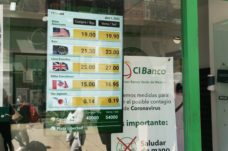 El peso mexicano inició la semana con ganancias frente al dólar. Foto Pablo Ramos / Archivo