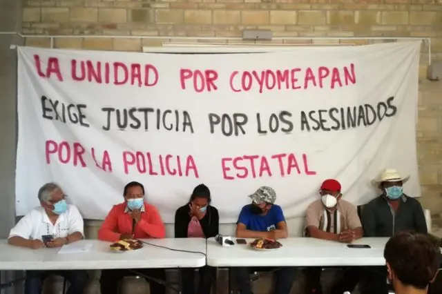 Pobladores de Santa María Coyomeapan en rueda de prensa ofrecida este día en Tehuacán demandan la intervención del gobierno de la República para esclarecer la masacre originada por elementos de la Policía Estatal. No confían en Barbosa ni en los resultados de la investigación que el gobierno del estado se hace a sí mismo. (Especial)