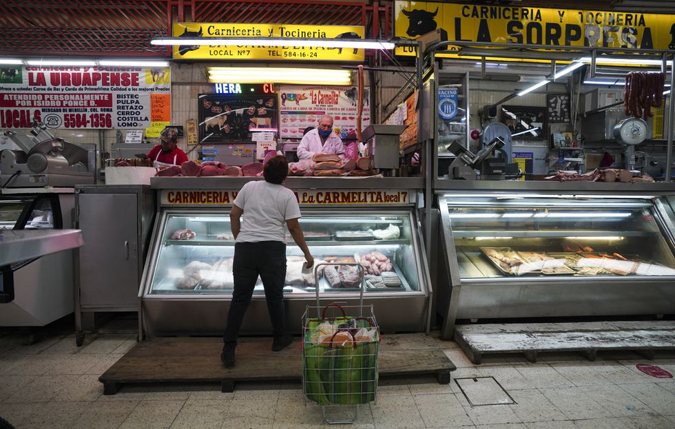 Una mujer compra carne en un mercado de Ciudad de México, el 9 de agosto de 2022. FERNANDO LLANO (AP)