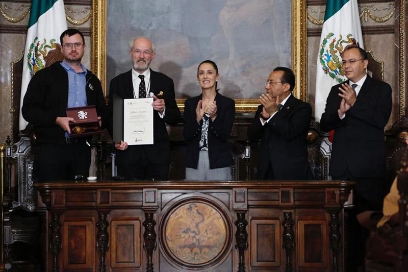 Dan llaves de la CDMX a Julian Assange. La jefa de Gobierno, Claudia Sheinbaum, entregó la distinción. Especial