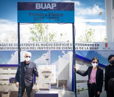 Rectora Lilia Cedillo coloca primera piedra del edificio de posgrado de Microbiología del ICUAP. (Especial)