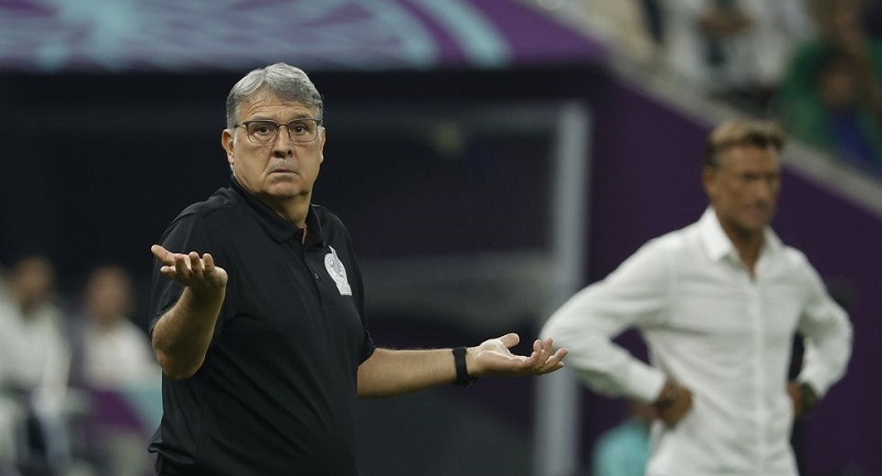 Tata Martino cuestiona al árbitro en el México-Arabia Saudí, de este miércoles. JOSÉ MÉNDEZ (EFE)