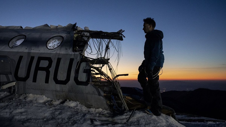 J. A. Bayona, en la réplica del fuselaje del Fairchild durante el rodaje en Sierra Nevada de 'La sociedad de la nieve'. Foto: QUIM VIVES (NETFLIX) | Vídeo: EPV