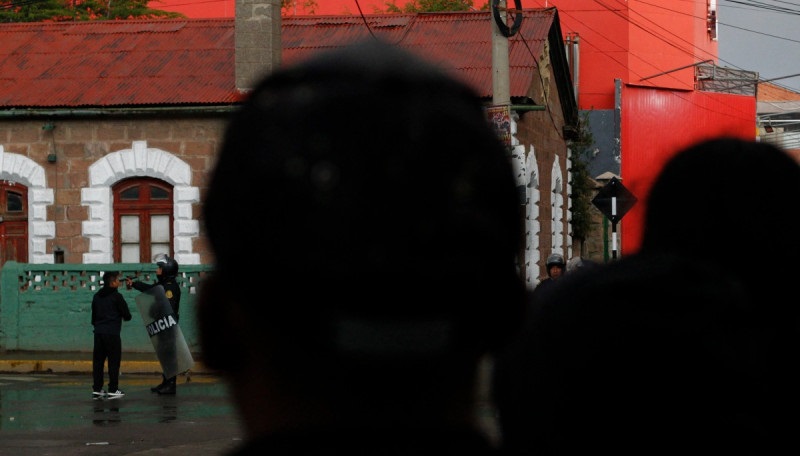 La policía antidisturbios toma posición después de que estallaron enfrentamientos con manifestantes antigubernamentales en Puno, Perú, el 9 de enero de 2023. (Agencias)