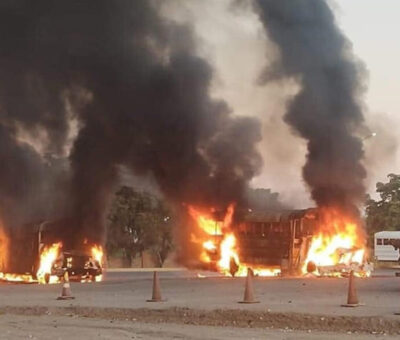 Incendio de vehículos y bloqueos en la ciudad de Culiacán, Sinaloa. Foto tomada del Twitter de @JFLagarda