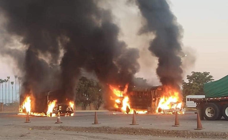 Incendio de vehículos y bloqueos en la ciudad de Culiacán, Sinaloa. Foto tomada del Twitter de @JFLagarda