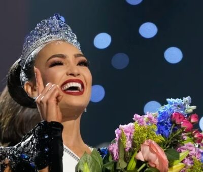 R'Bonney Gabriel es ovacionada por sus compañeras tras resultar ganadora. (Reuters)