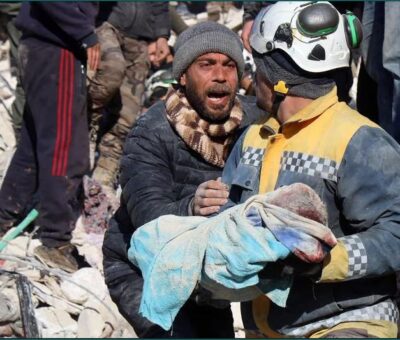 Un hombre reacciona cuando el cuerpo de su bebé es sacado de entre los escombros por un rescatista sirio de los Cascos Blancos en la ciudad de Harim, en la provincia de Idlib, en el noroeste de Siria. (Foto de Mohamed AL-RIFAI / AFP).