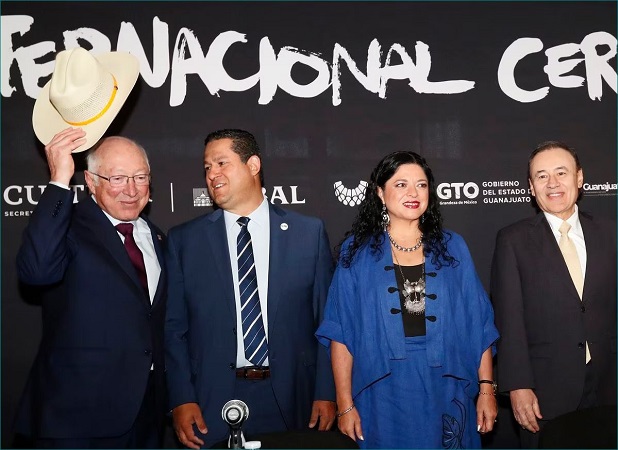El embajador de EE UU en México, Ken Salazar, el gobernador de Guanajuato, Diego Sinhue, la secretaria de Cultura de México, Alejandra Frausto, y el gobernador de Sonora, Alfonso Durazo, este miércoles. MARIO GUZMÁN (EFE)